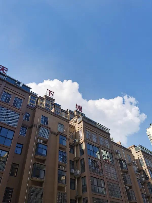 “大”字加一笔，我最先想到的是“天”字。感觉“天”这个字特别有气势，抬头望天，那