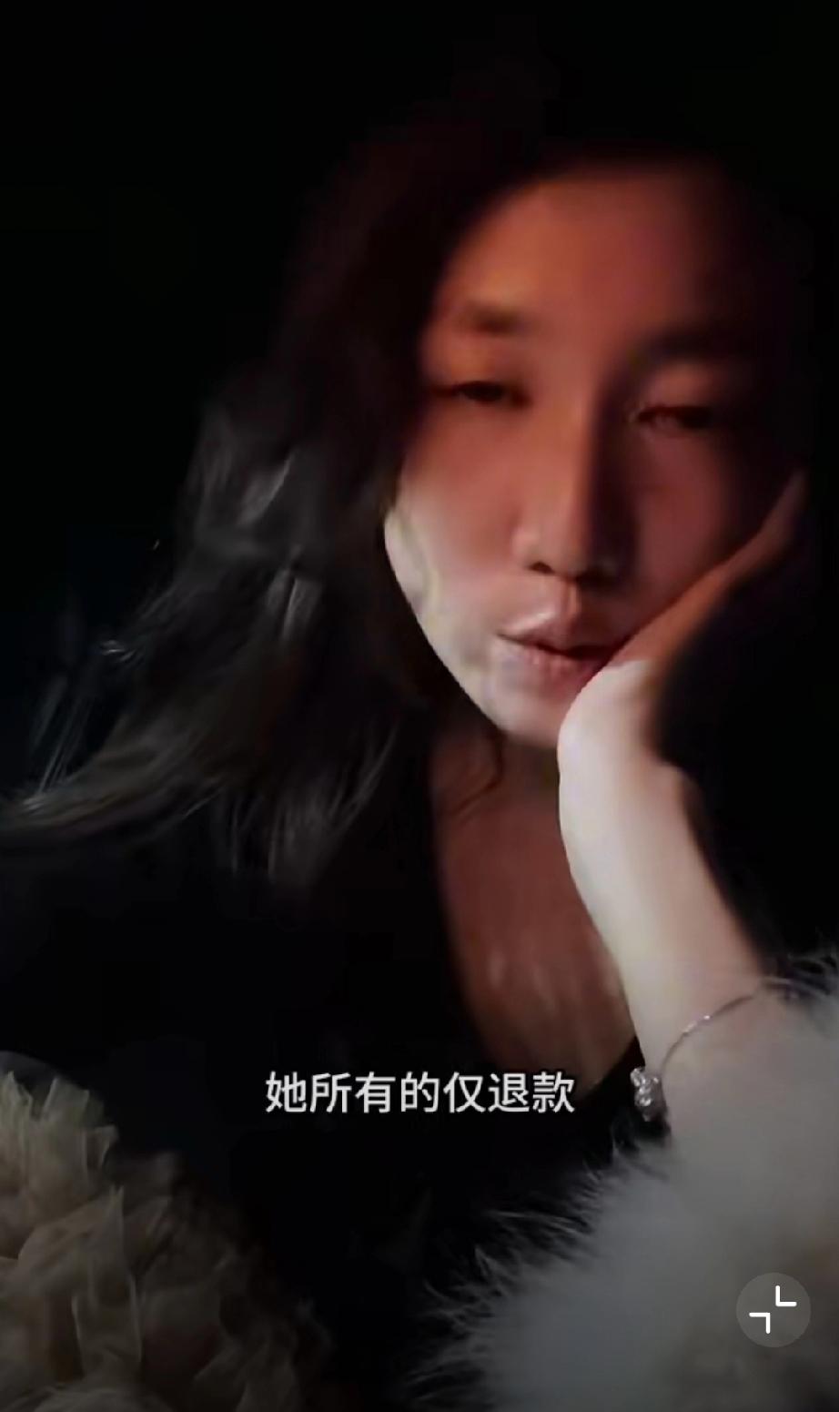 关于「仅退款诈骗」事件。

我刚刚又去当事人DY上看了下。

据其最新发声，当事