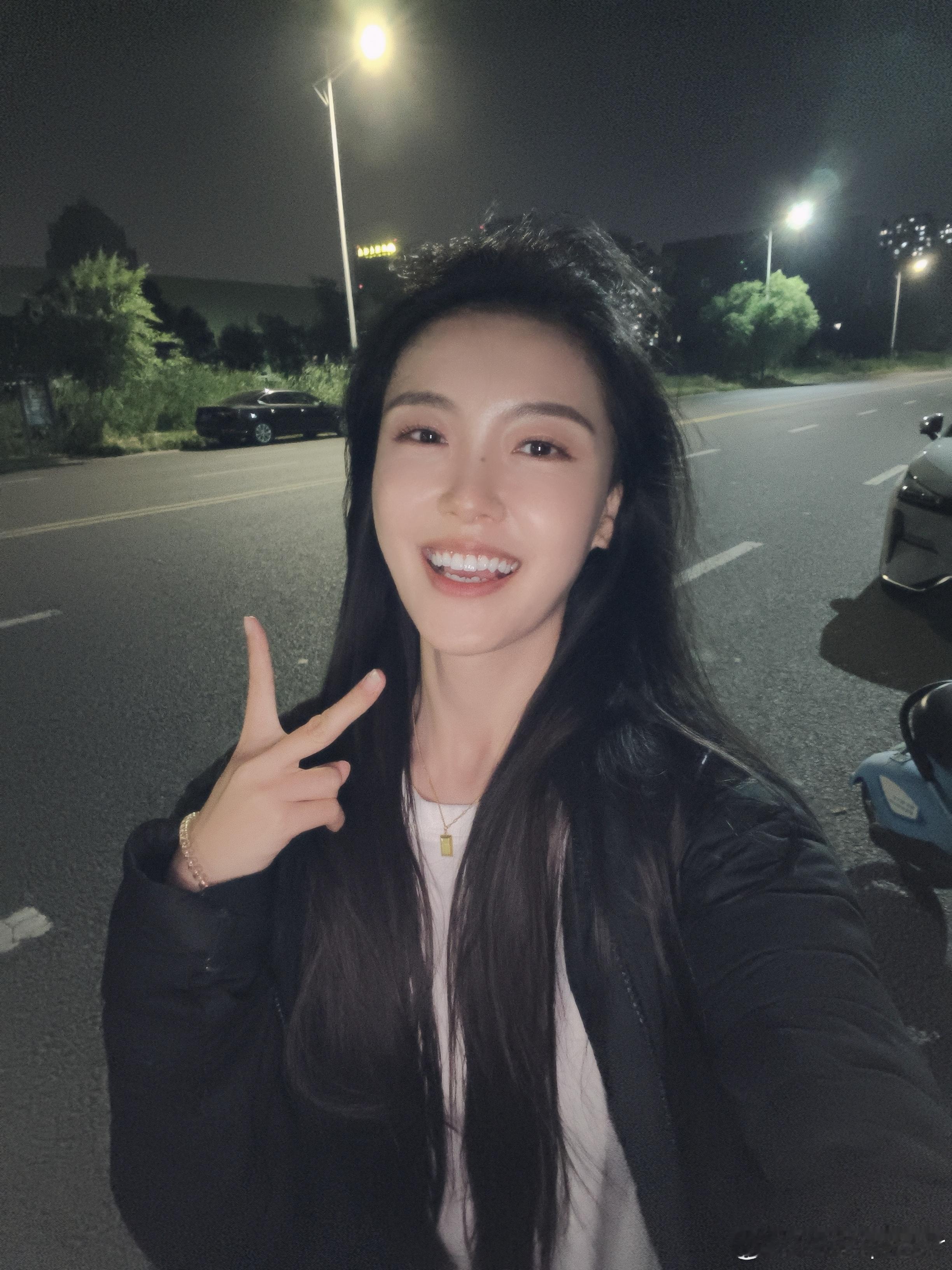 停下房车，骑着共享小电动，在5月感受着需要重新披上羽绒服的冷风，好像一下子回到了