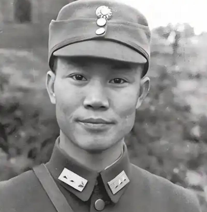 1925年，陈诚回家奔丧。7年不见的妻子，想与他同房。妻子刚到床上，就被他强行推