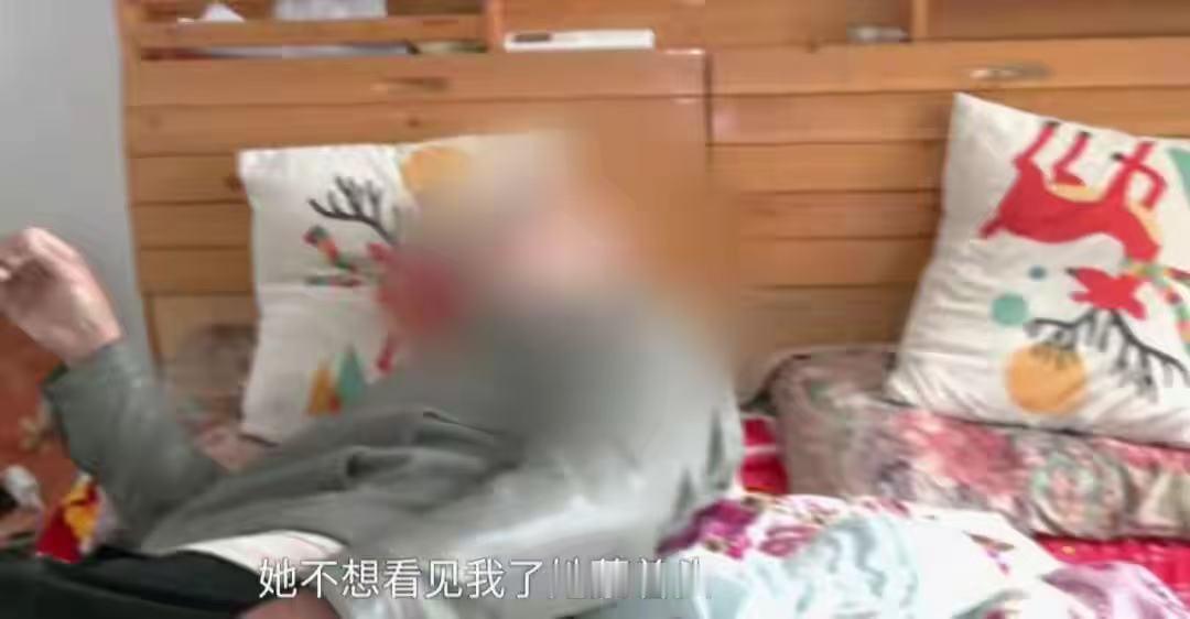 郑州一对情侣相恋6年，分手后还睡在一张床上！男子：因为没床

网友评论：
我离婚