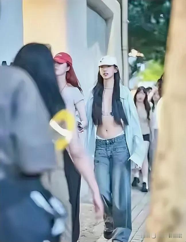 这穿着你们能接受吗
我接受不了
又不是模特走秀
这样穿有些不妥
如果是你女儿
如