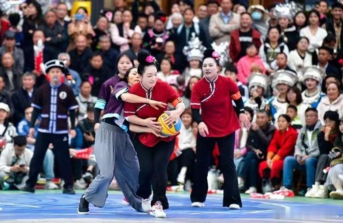 #贵州姑妈篮球赛太有意思了#很新颖的赛法，可以拿着球跑过去投篮，太可以啦，三分投