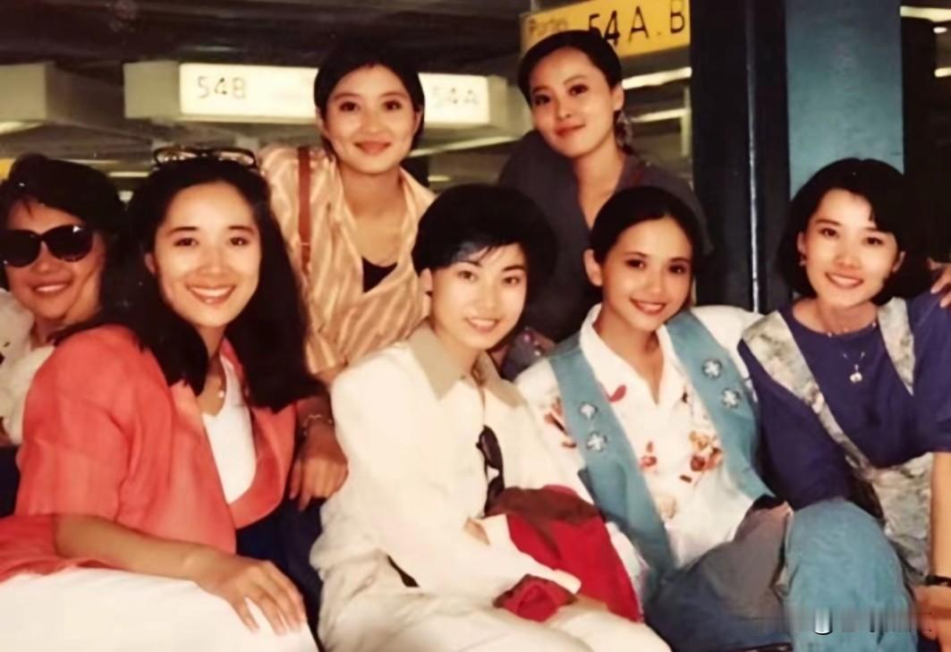 当年浙江小百花越剧团真是流派纷呈，百花齐放啊。
这原生代七位演员同框，就是七个流