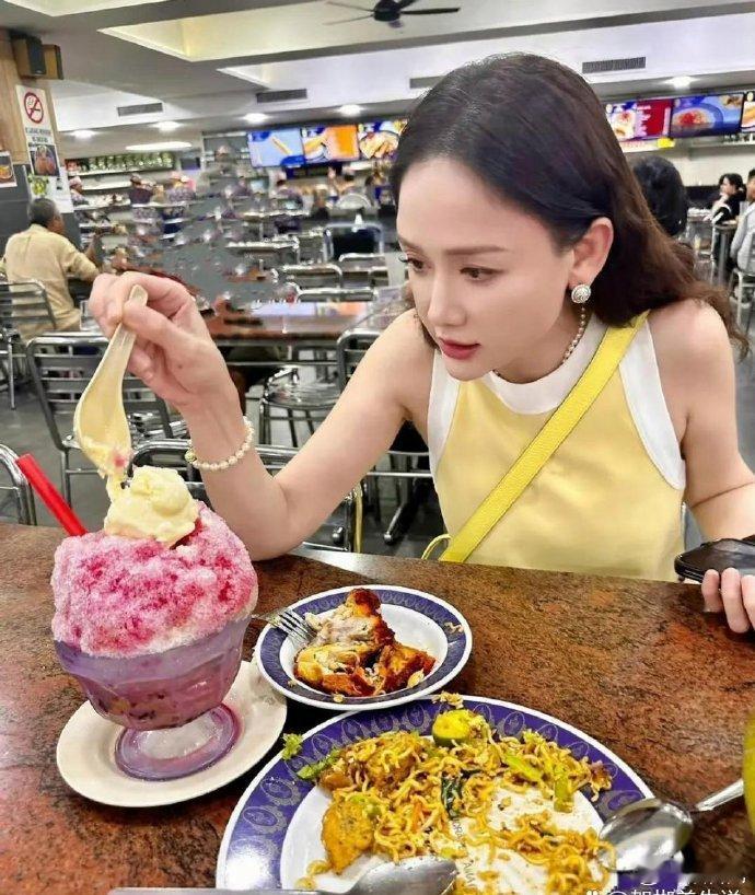 陈乔恩穿上小黄裙，看起来年轻又漂亮 