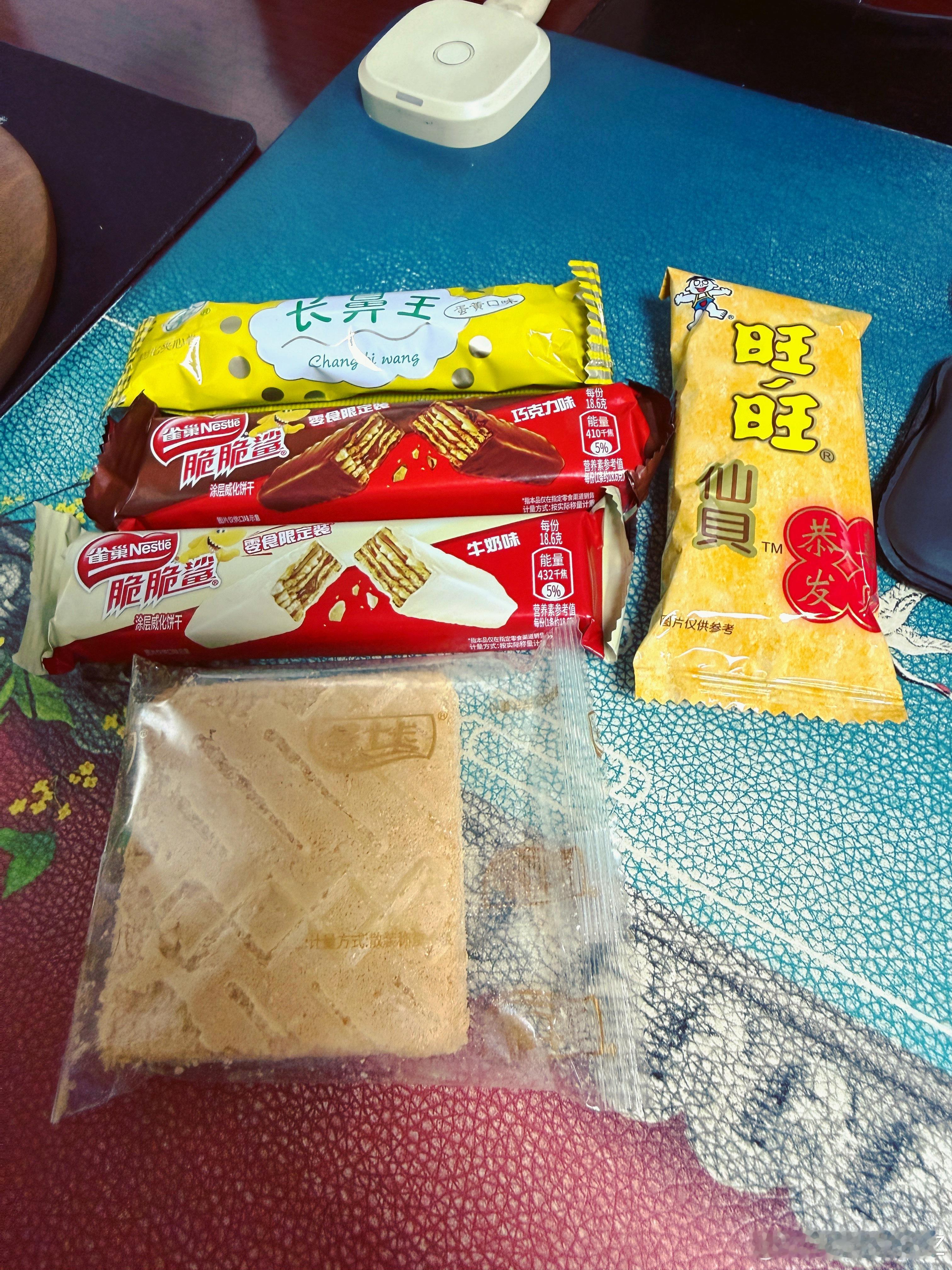 过了午后三点，是到了吃零食的时候了！！！长鼻王 脆脆鲨 旺旺仙贝 还有块小饼干天