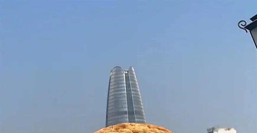 男子带车轮大新疆馕乘机被围观，空姐两手托举帮塞行李架，机场：尺寸合规的可以带上飞