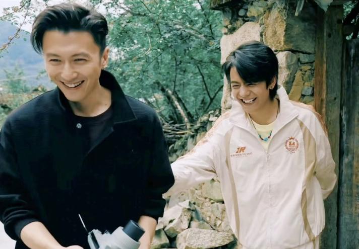 丁真叫谢霆锋“谢霆哥”。

四年前两人一起录制节目，当时丁真的普通话好不好，以为