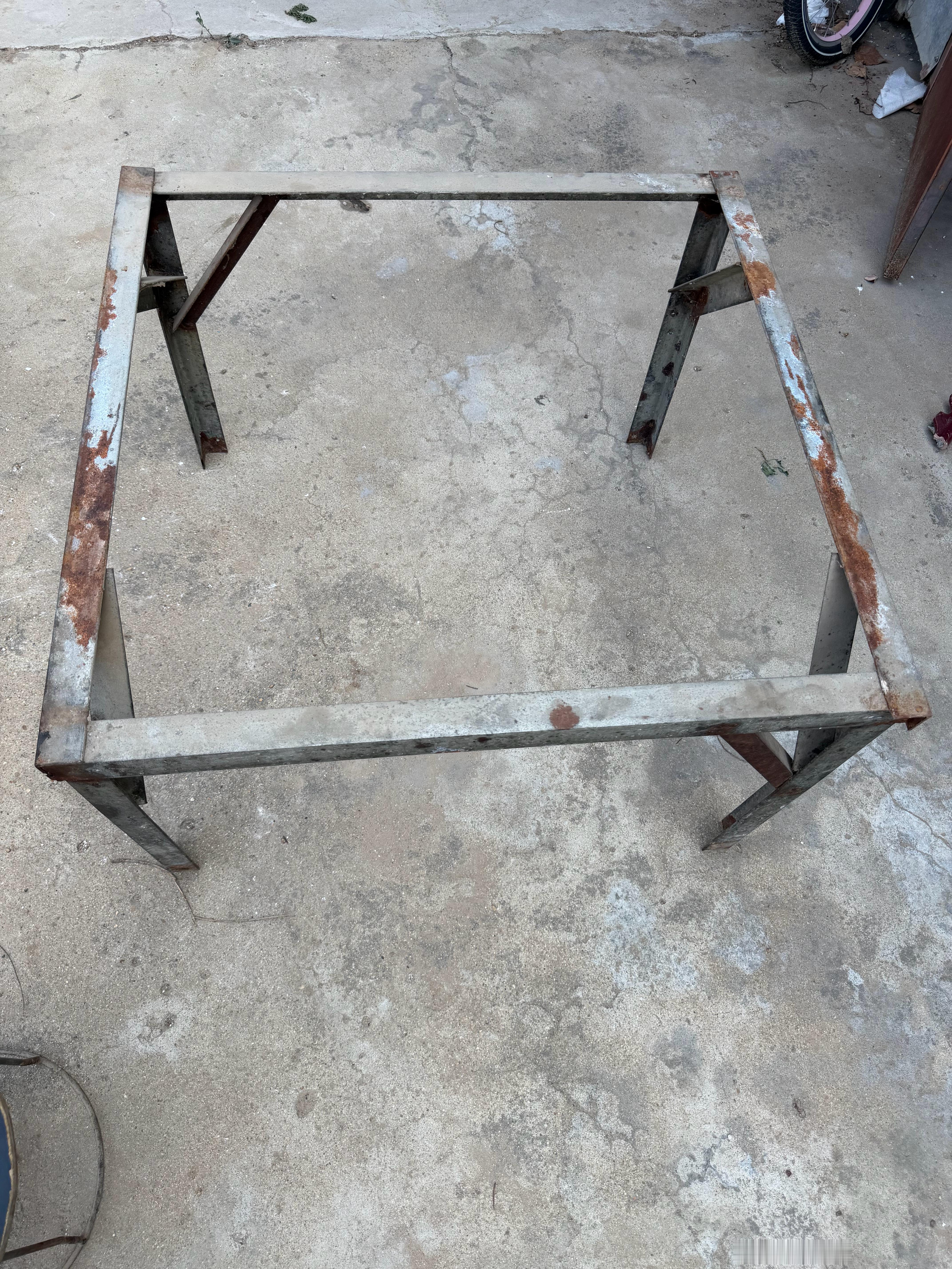 远了不说，就我附近几个村，大部分家庭吃饭桌子都是低的，高度50cm，不是饭店那种