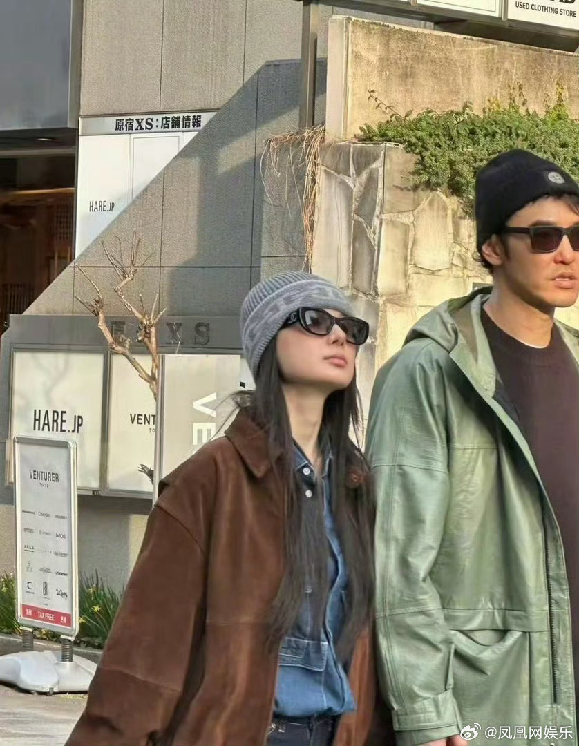 阮经天和女友十指紧扣逛街3月24日，有网友在日本偶遇阮经天与女友一起逛街。图片中