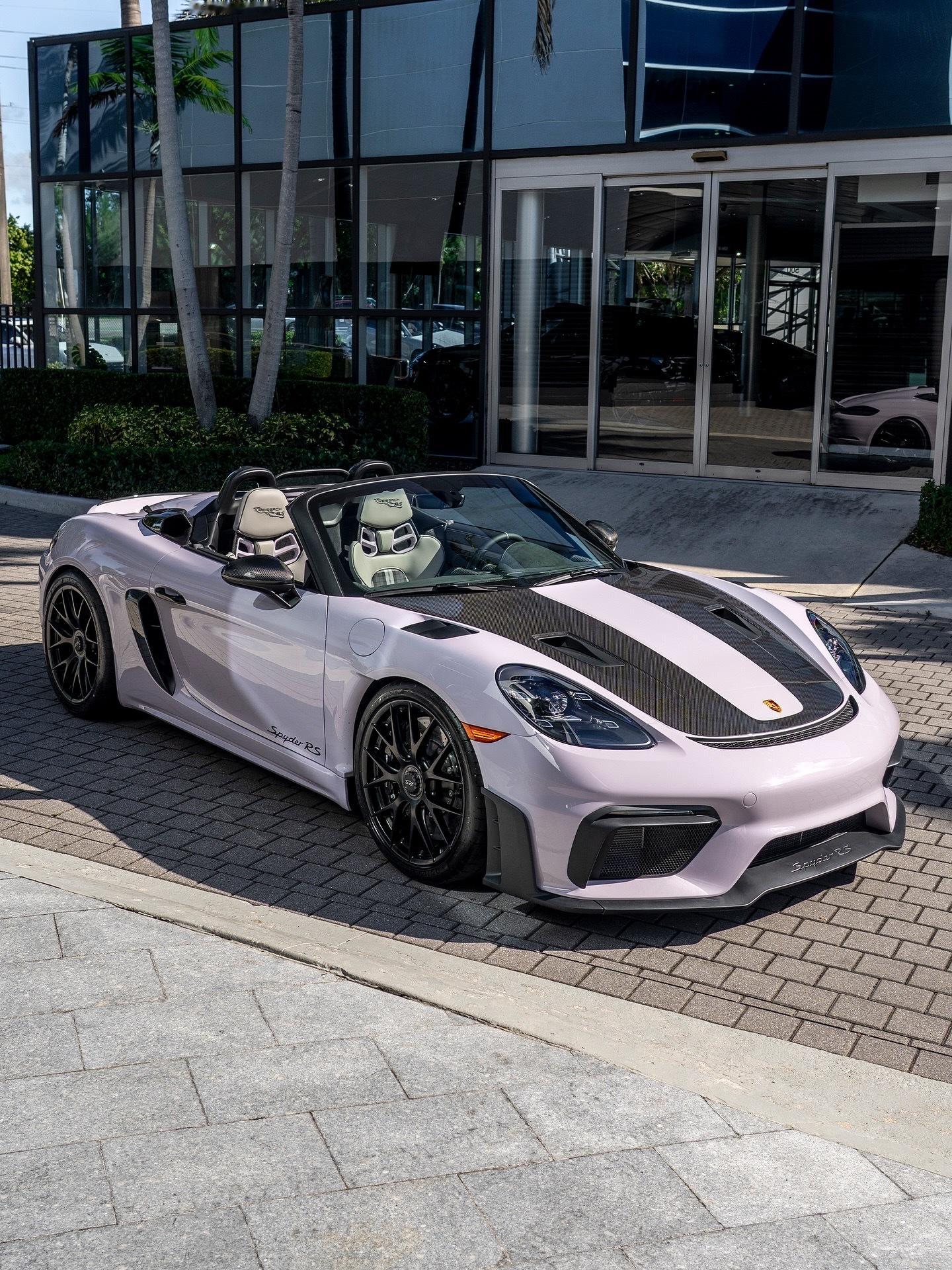 本周以一款非常特别且迷人的718 Spyder RS的到来拉开序幕，车身涂装采用