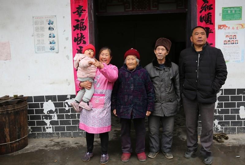 大年初三，婆婆拎着大包小包从老家来了。

进门第一句话：