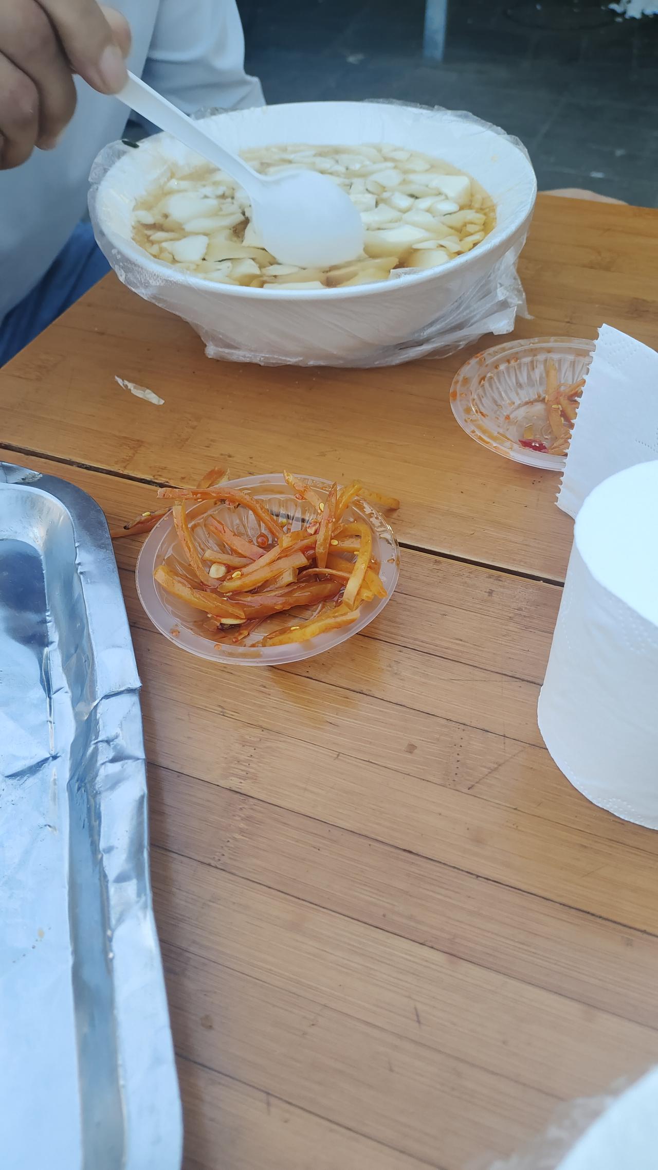 早上在早餐店吃早餐，我们去端豆腐脑时，才发现盛饭的年轻人听错了，把两碗甜豆腐脑听