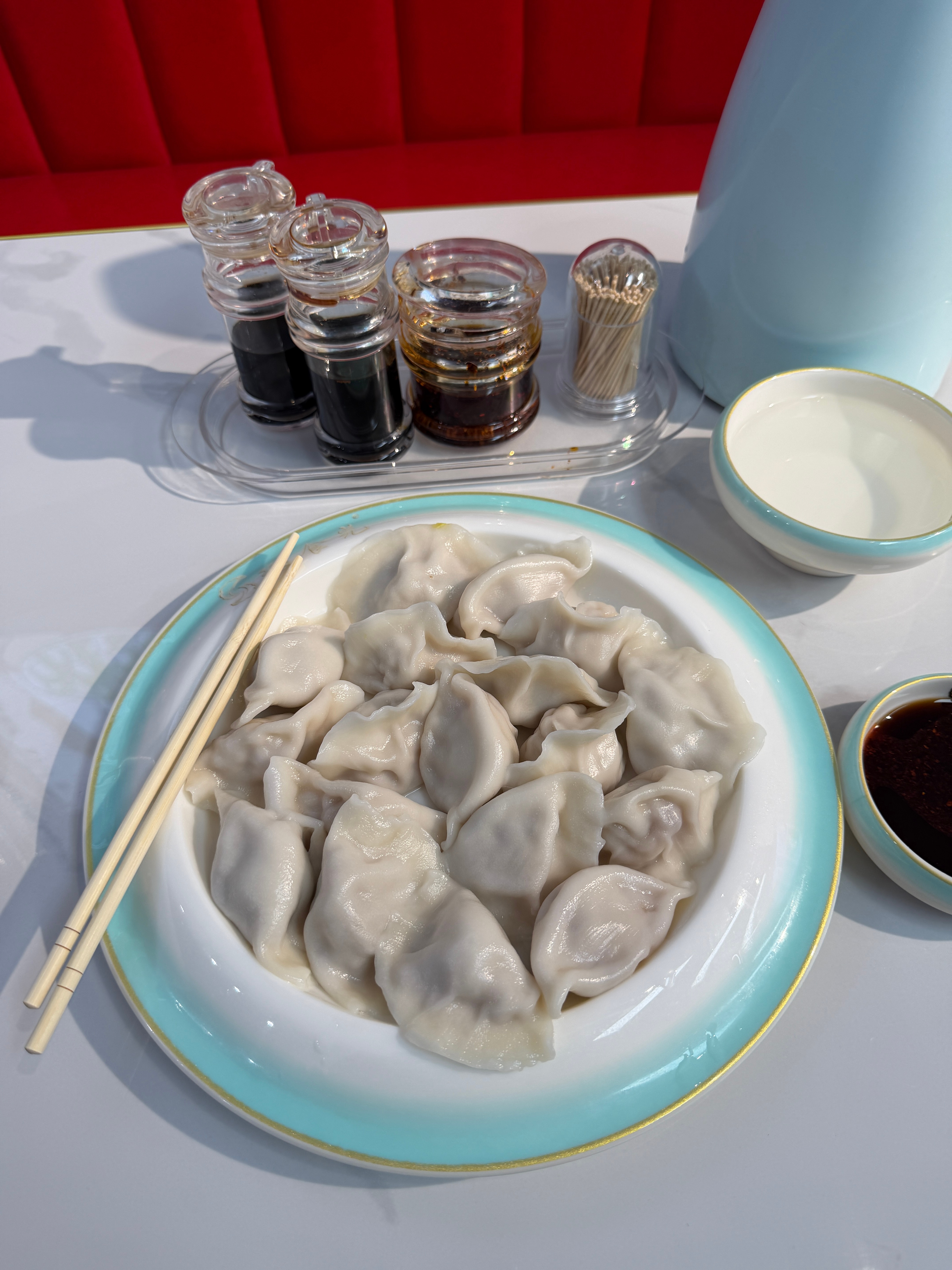 今晚无人管饭，正好可以打卡家门口刚开业的哈尔滨手工水饺。 