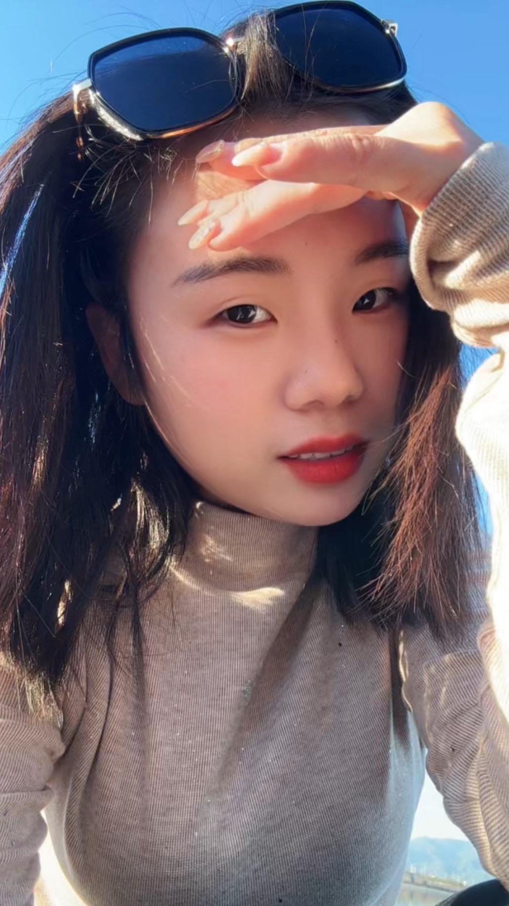 突然好想叹气，敬此刻倔强又疲惫的自己，前路漫漫，苦乐独尝