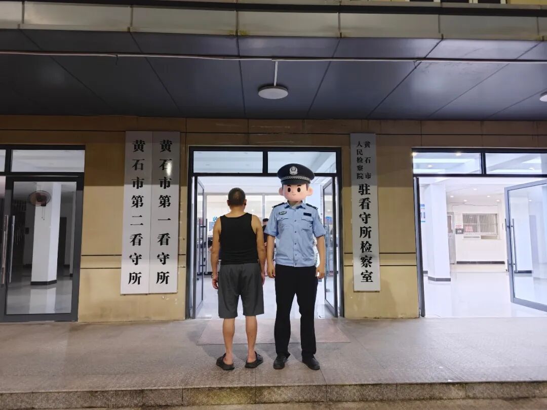 KTV包厢内，多人当场被抓！