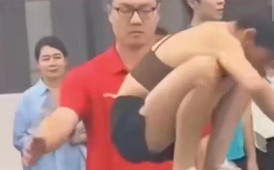 引人注目的全红婵，她的心理素质真是越来越强大，让人赞叹不已。在众多领导的注视下，