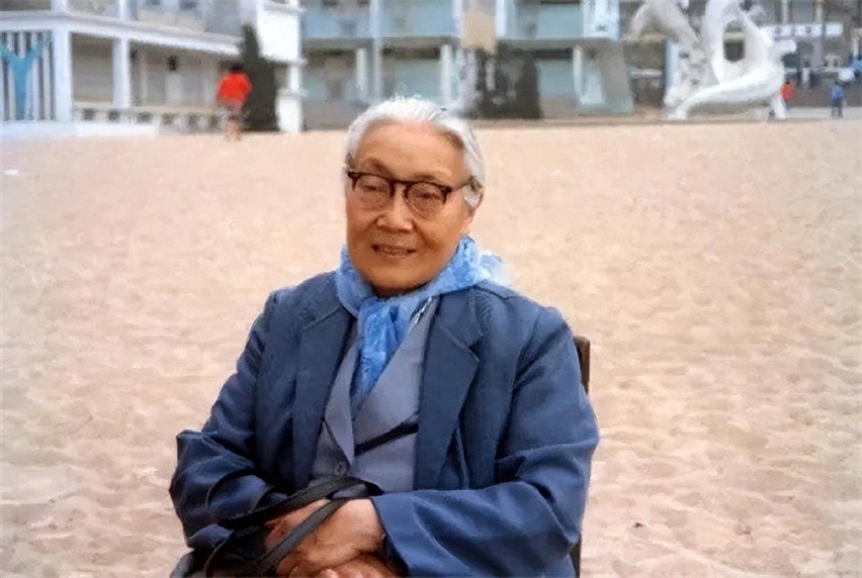 项辉方晚年，一张罕见的留影，这张照片拍摄于上世纪90年代，海滨沙滩之上，照片中的