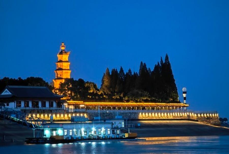 荆州万寿宝塔藏玄机！半截沉地下不奇怪，它的来历和讲究少有人知
荆州人没人不认识万