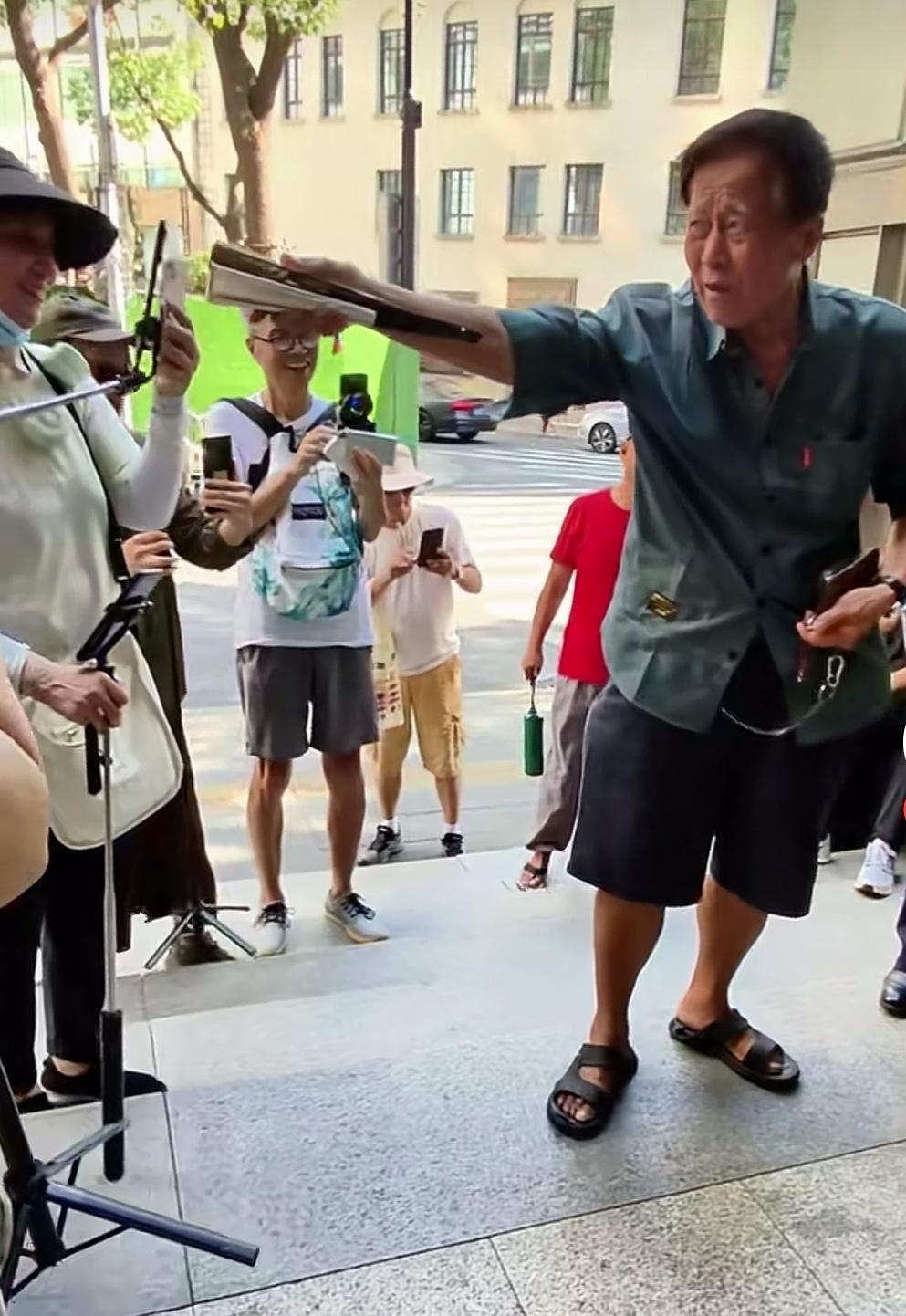 上海建工爷叔成为上海滩名副其实的“网红”级人物！从买股票说起，到谈论爷叔的人生履