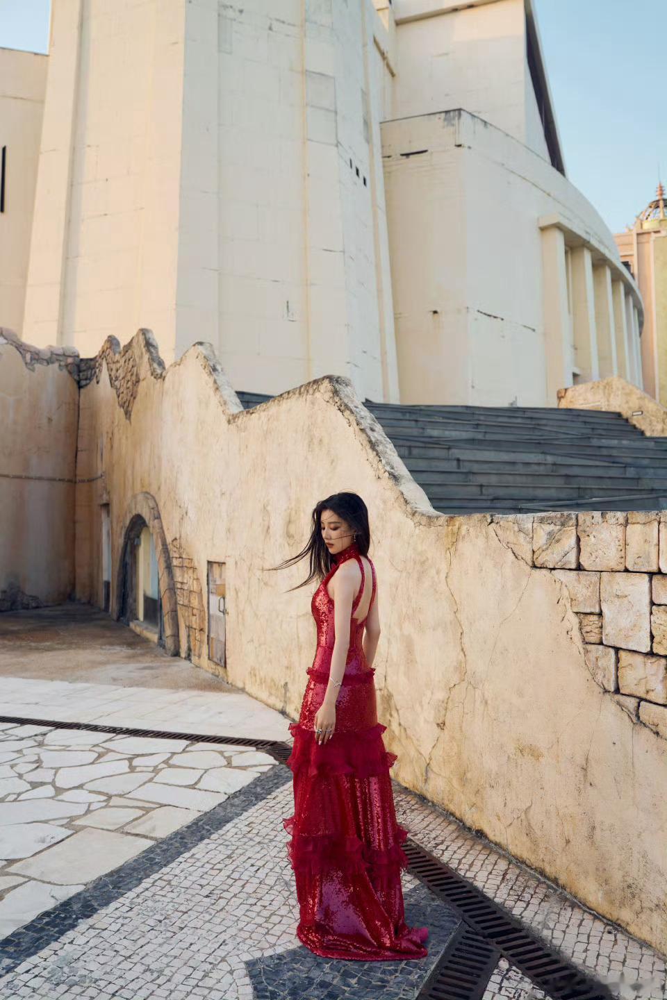 #王鹤润明艳公主礼裙##王鹤润明艳深v造型# 被王鹤润给美到了，身穿公主礼裙亮相