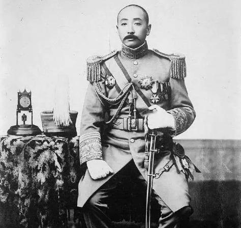 1915年，张作霖的三姨太为了泄愤，把侍女抽得遍体鳞伤，张作霖暴怒，一脚踹开房门
