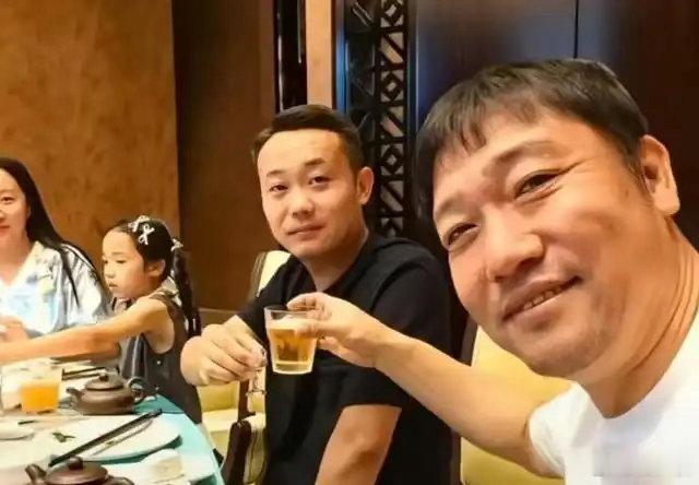 和昔日挚友吃顿饭就被曝光牢骚录音，贾冰实惨 