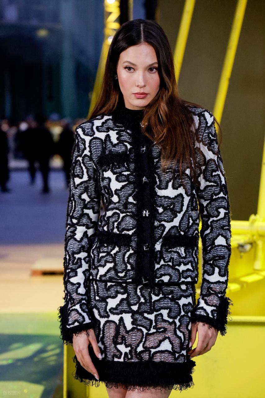 最近谷爱凌现身巴黎，她这次搭配的很有潮流时尚风情，也很有国际大牌明星魅力。

谷