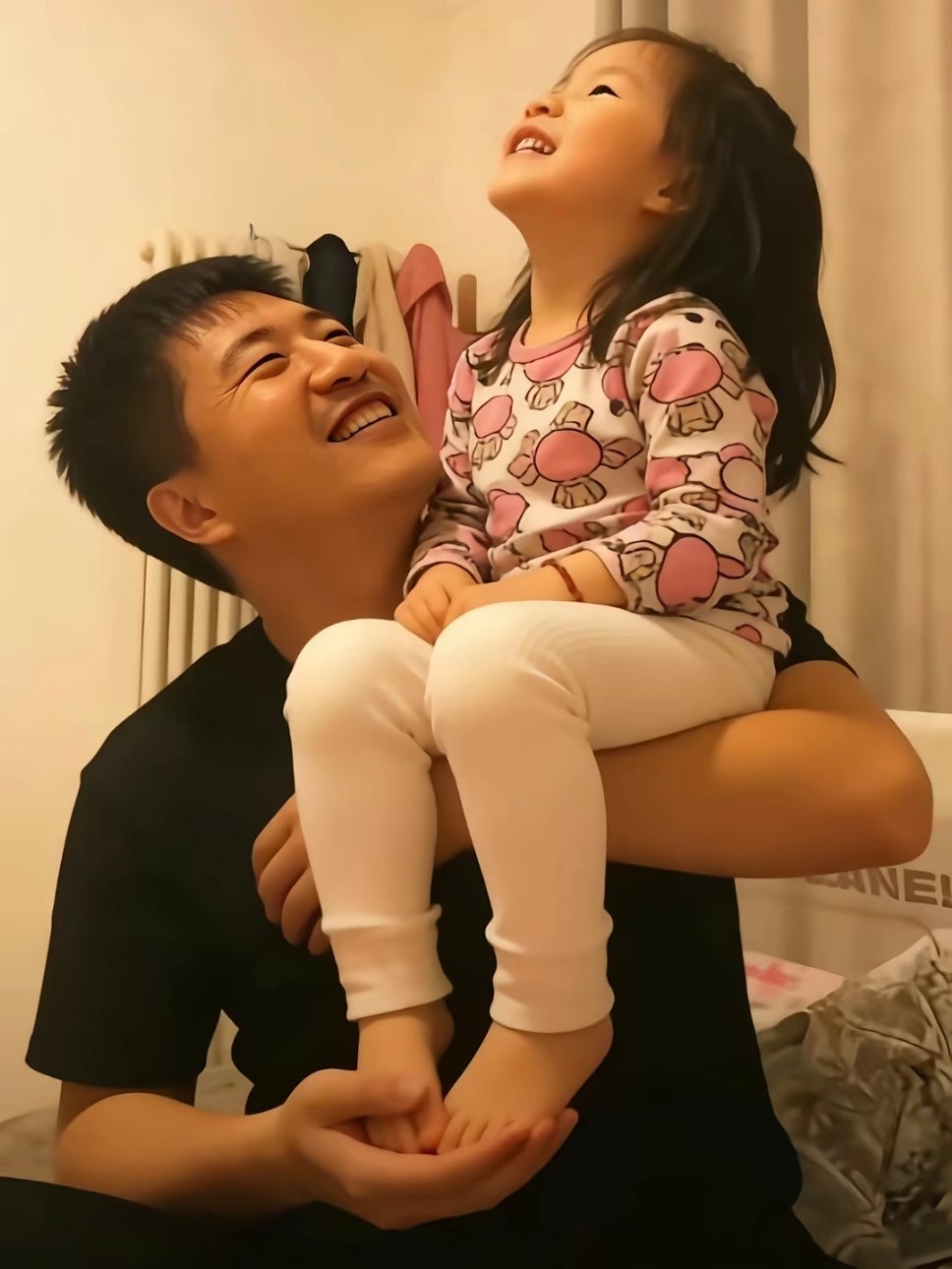 张雪峰前妻回应女儿奶奶争议张雪峰在世时尽力托举女儿，如今他离去，还好有母亲与奶奶