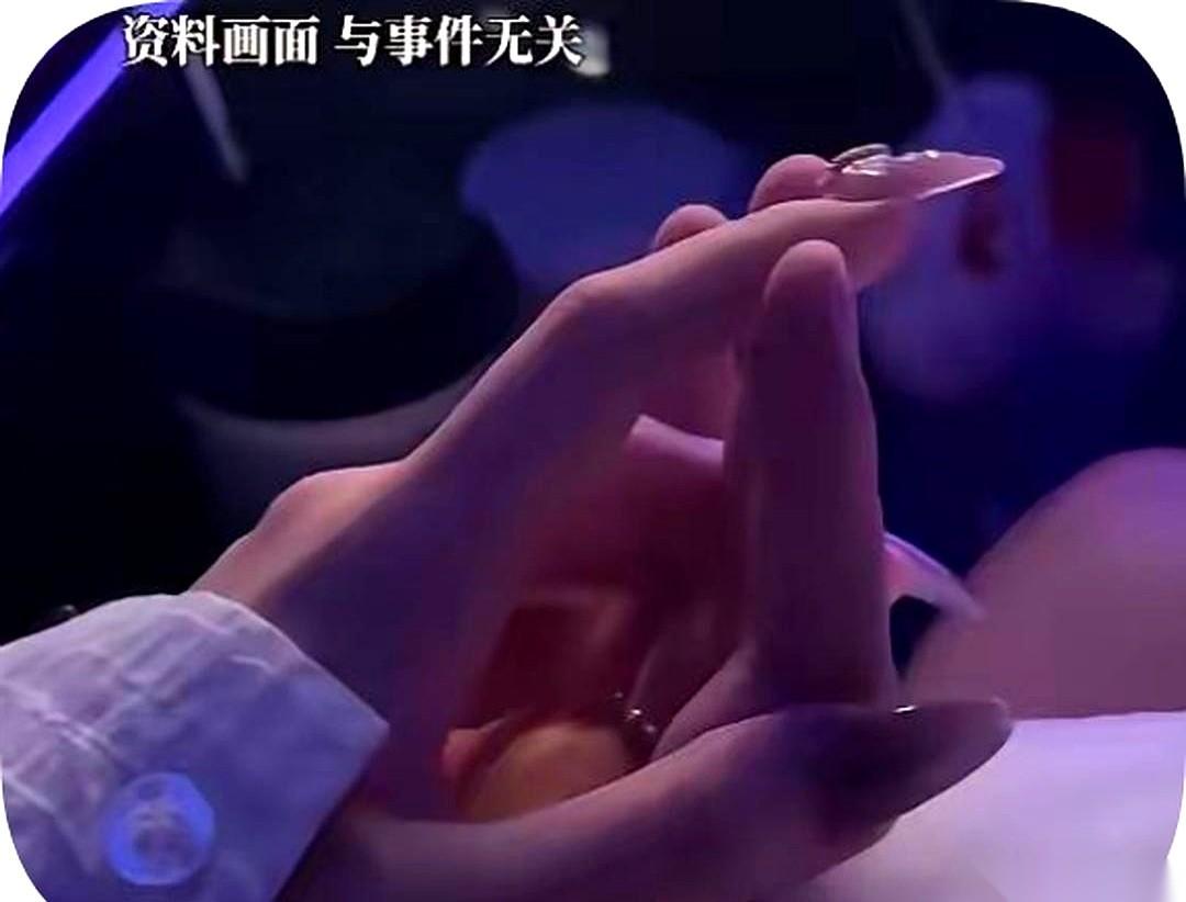 山东大哥这操作，真是给我看懵了。
钱唰唰转过去，一个1800，一个1000，两手