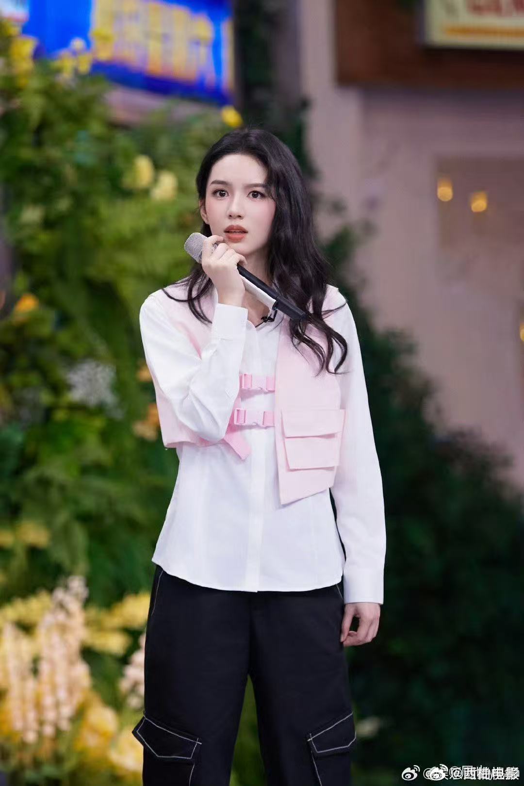 周也 网速慢不了一点你好星期六综艺感拉满！周也极速冲浪，笑点与可爱并存 