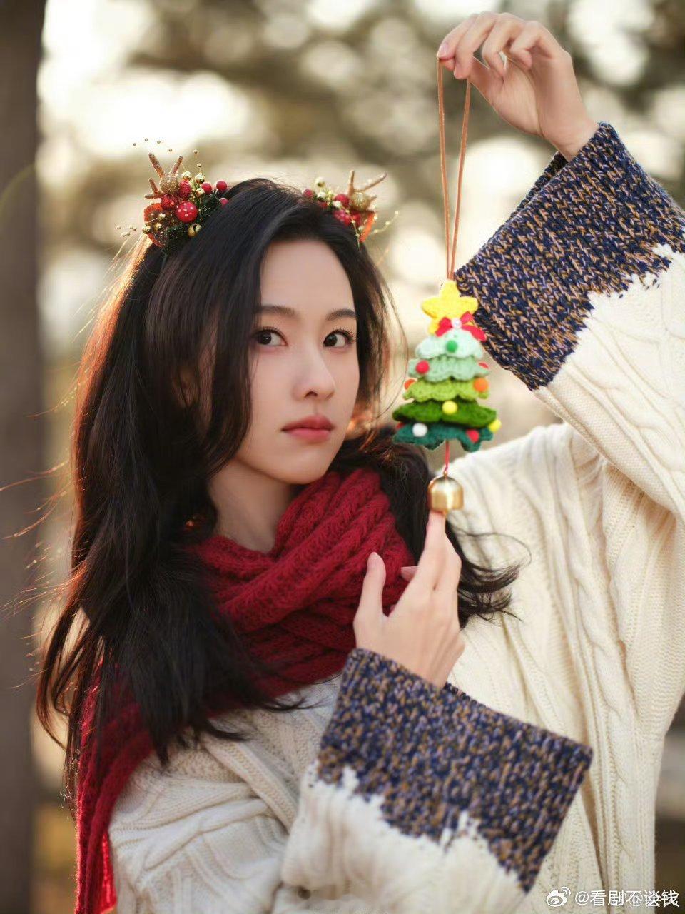 陈都灵圣诞节🎄营业照，一口吃掉小蛋糕🧁