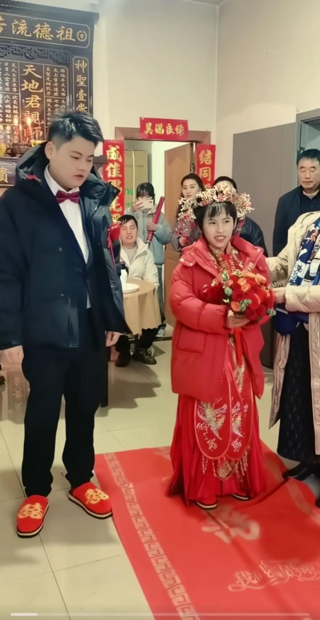 新郎长得这么帅气，家里的房子也俢的很好，父母着急催婚，媒人介绍。
父母同意就结婚