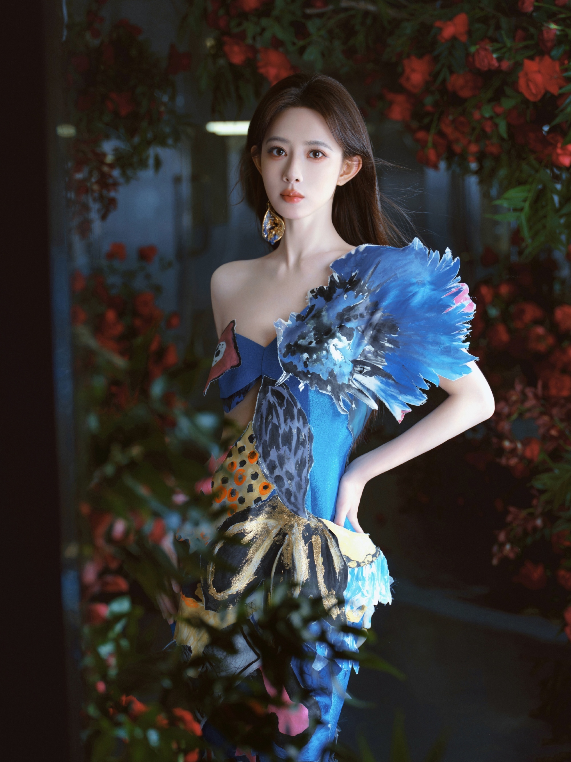孟子义今日出席VOGUE时尚之力盛会的造型身穿 Ronald Van Der K