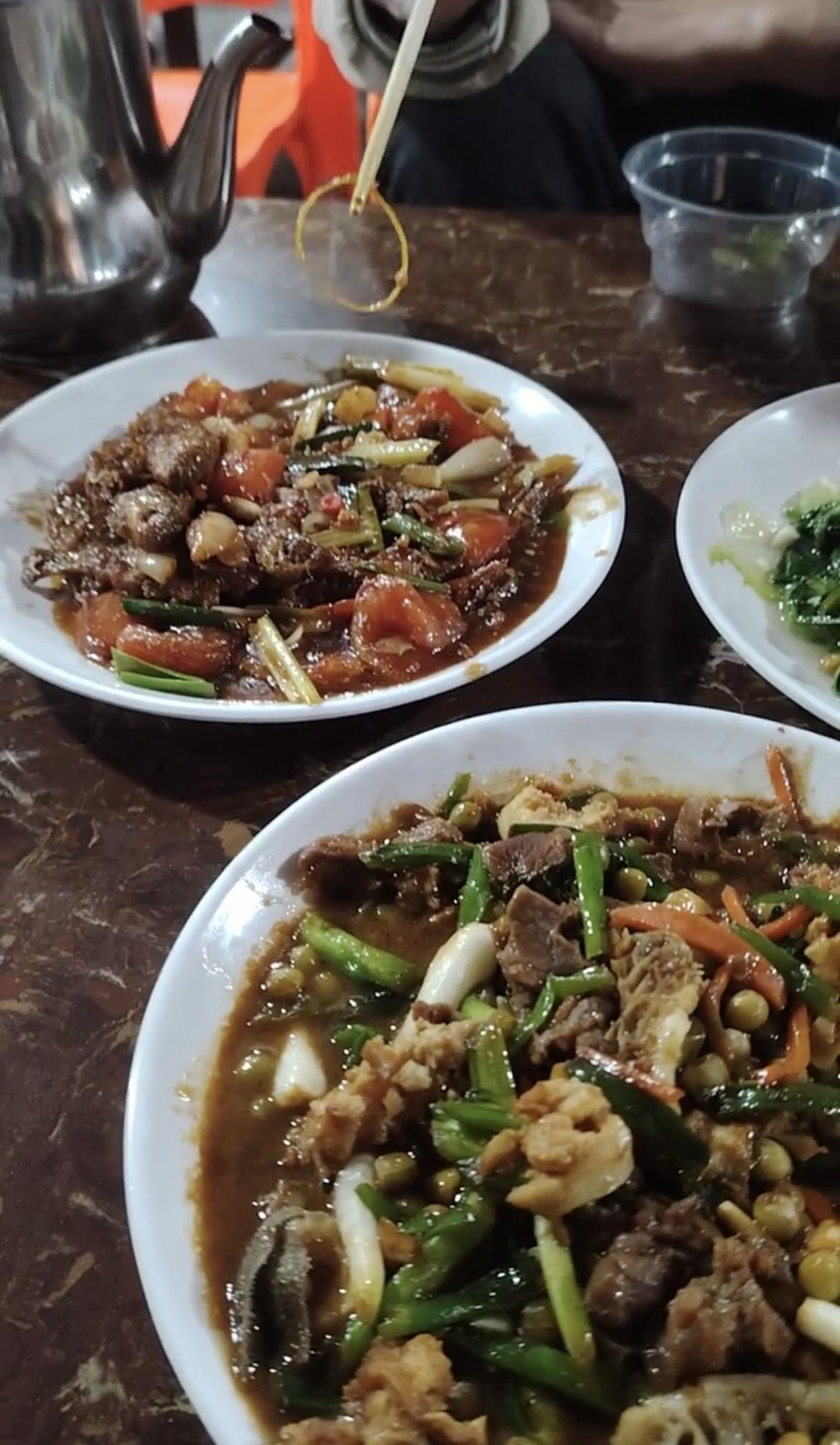 【51假期玉林一店铺吃夜宵吃出胶圈】

5月1日凌晨，网友爆料称：几个兄弟朋友在