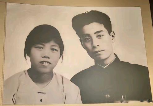 这是周恩来总理和夫人邓颖超，两个人年轻的时候在一起拍的合影照片。
两个人相知相守