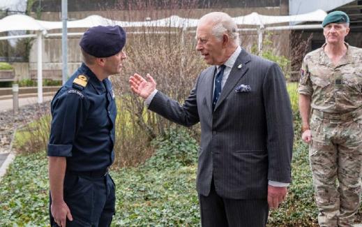 日不落辉煌不再，查尔斯三世四处拍照打卡，展现帝国的衰落。
查尔斯三世参加了很多活