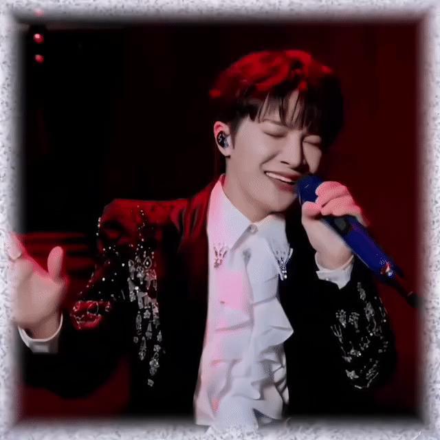 周深   周深红发VOGUE封面【圈宝和米说晚安】  新糊窗纸透微明，  灶火摇