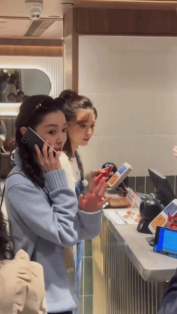 港星对粉丝一般都挺有礼貌，文咏珊就真的好贴心，和宋轶在外面闲逛碰到粉丝打招呼，宋