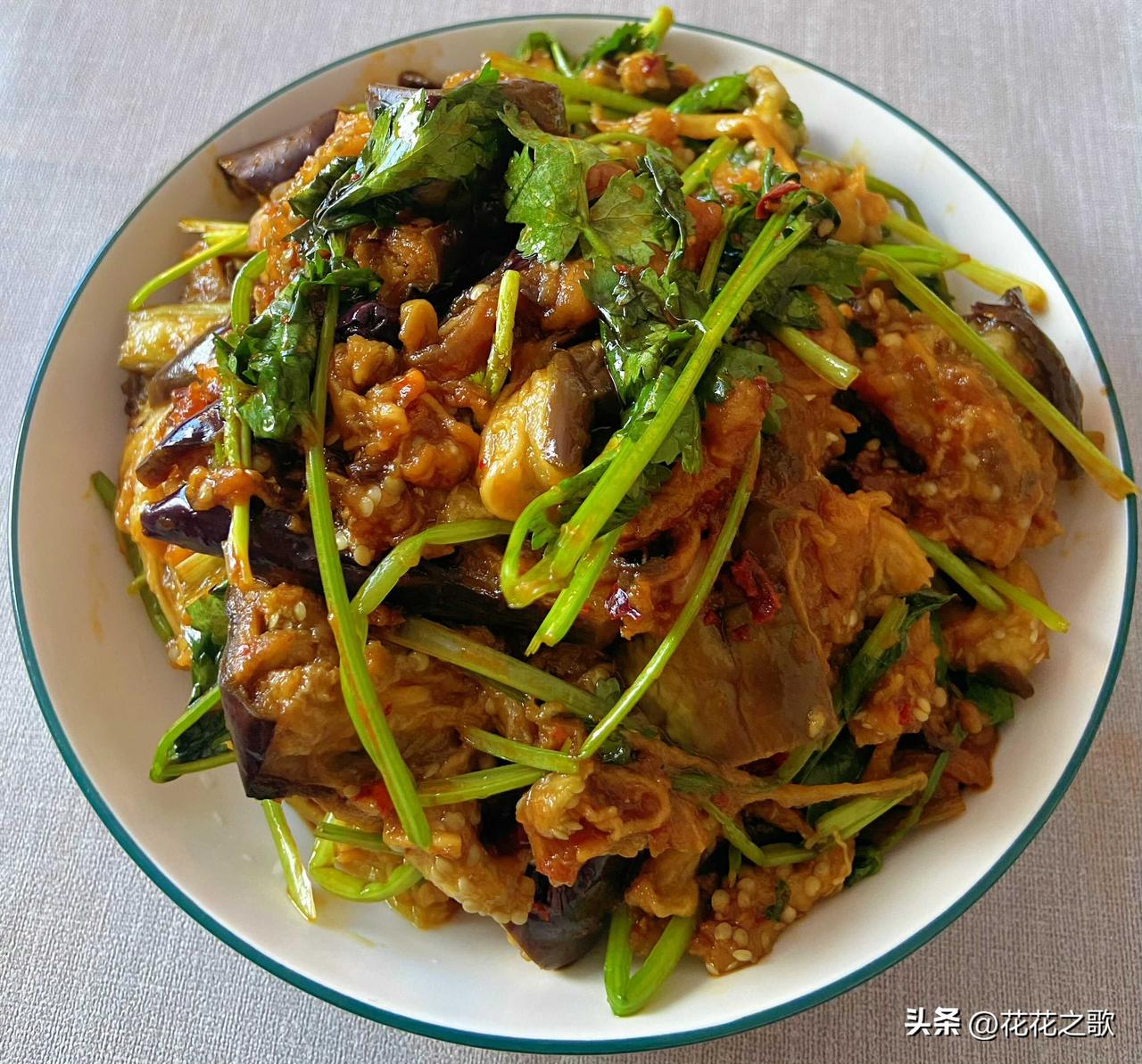 土豆豆角腊肠焖饭继续充当午餐的主食，然后就是添加两道菜做下饭菜，主旨在于消灭冰箱