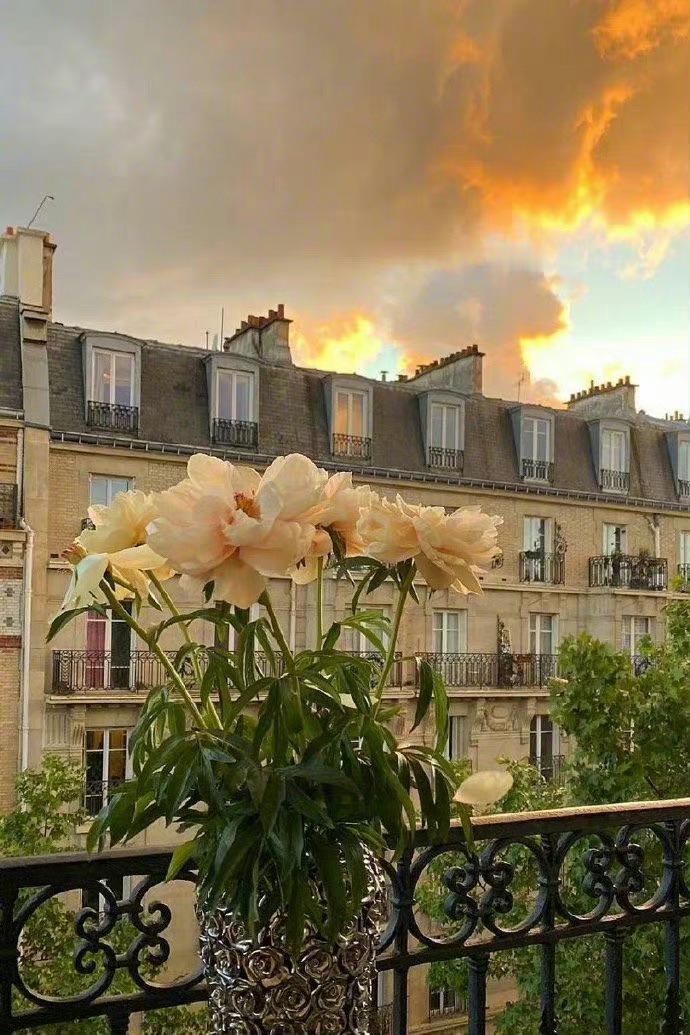 愿生活可以如诗般自由，吃想吃的饭，见想见的人，看喜欢的风景，做可以做的事。心不老