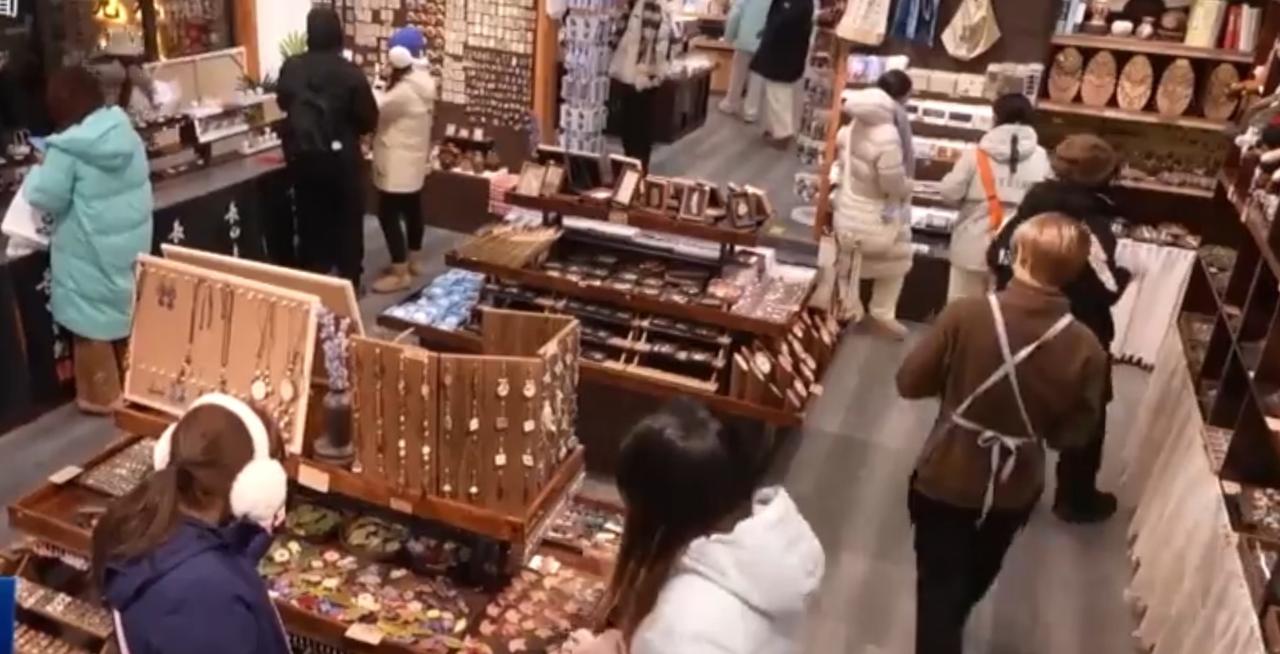 “乐购新春”春节特别活动即将启动，从热闹的文创市集到香气四溢的火锅聚餐，从充满速