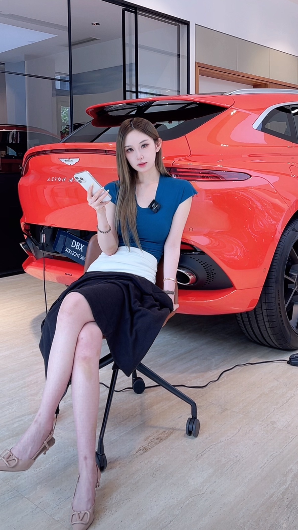 阿斯顿·马丁DBX颜值还是比较个性的，内饰皮制缝线比一般的车都要多[doge] 