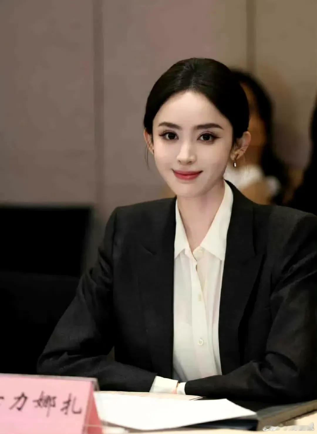 同样33岁且都是内娱顶流新疆大美女的古力娜扎和迪丽热巴，各有各的闪光点。迪丽热巴