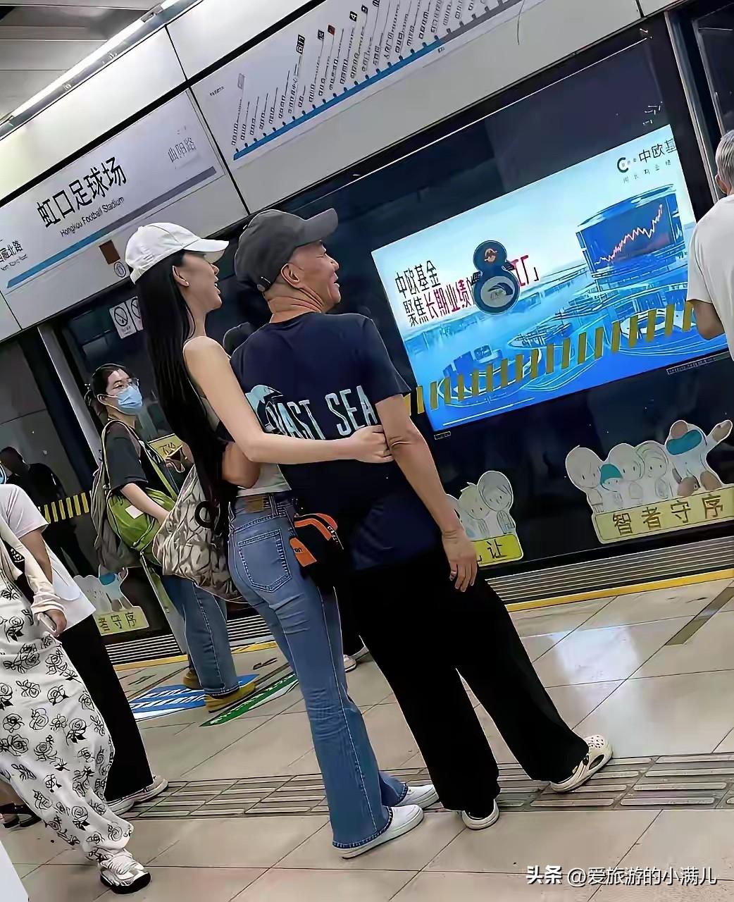 一看这老头就知道是有钱人！