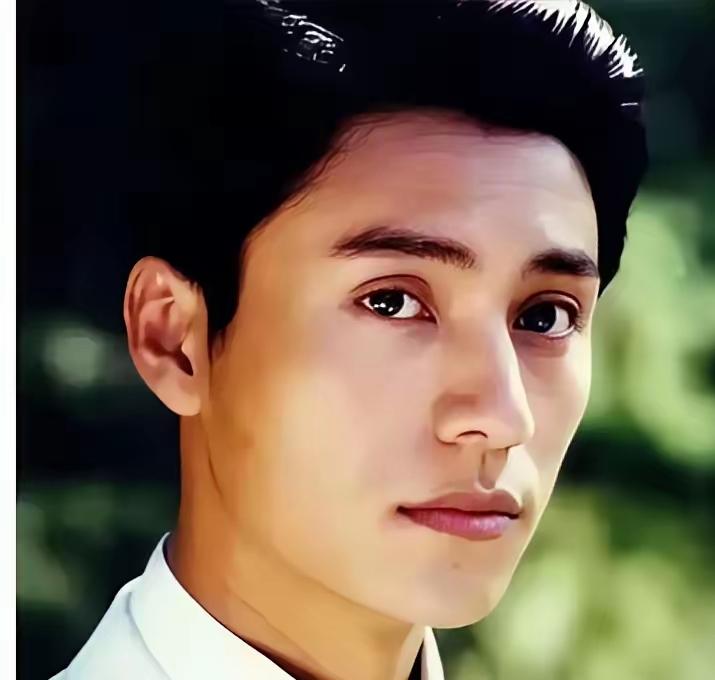 娱乐八卦说他被t换了，
又是一个突然改变相貌的男星，
这也太让人不敢认了！最近刷