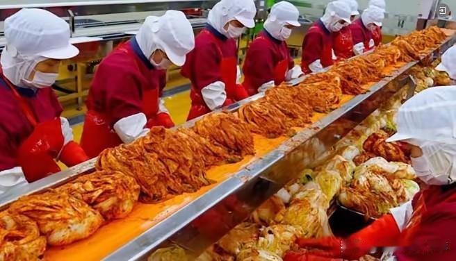 你说蹊跷不蹊跷，韩国有些人，一边骂中国大白菜，一边又悄悄买得起劲！

这事儿啊，
