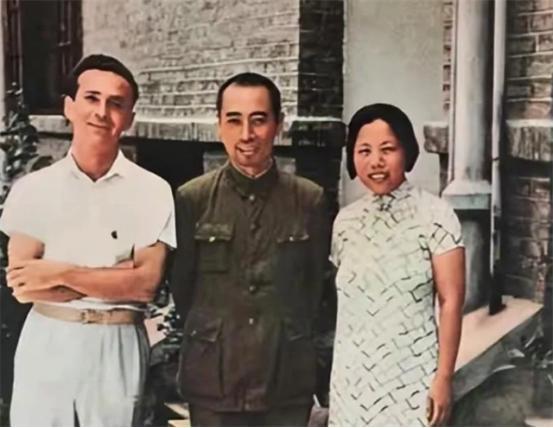 1937年，斯诺护送邓颖超去天津，邓颖超扮成女佣，走在斯诺后面。到日军岗哨时，斯
