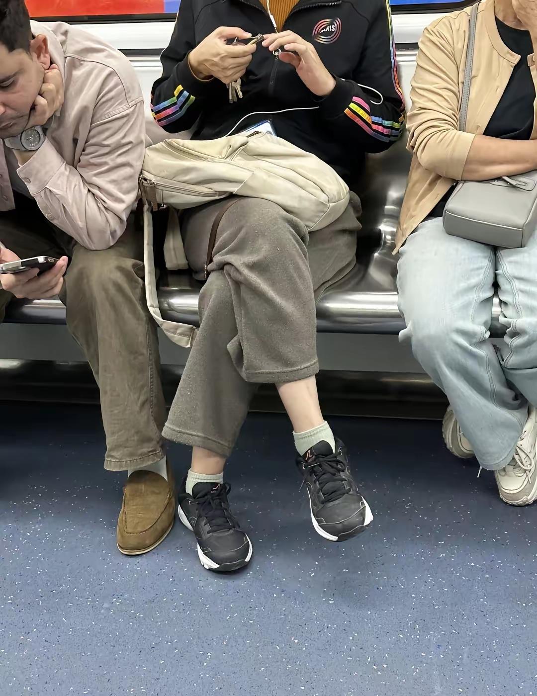 地铁上当众剪指甲文明吗？答：不文明！

地铁上，人们通常会看会儿手机，听会音乐。