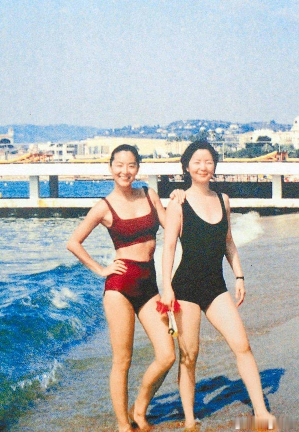 1990年，法国海边，邓丽君林青霞两闺蜜身穿比基尼 